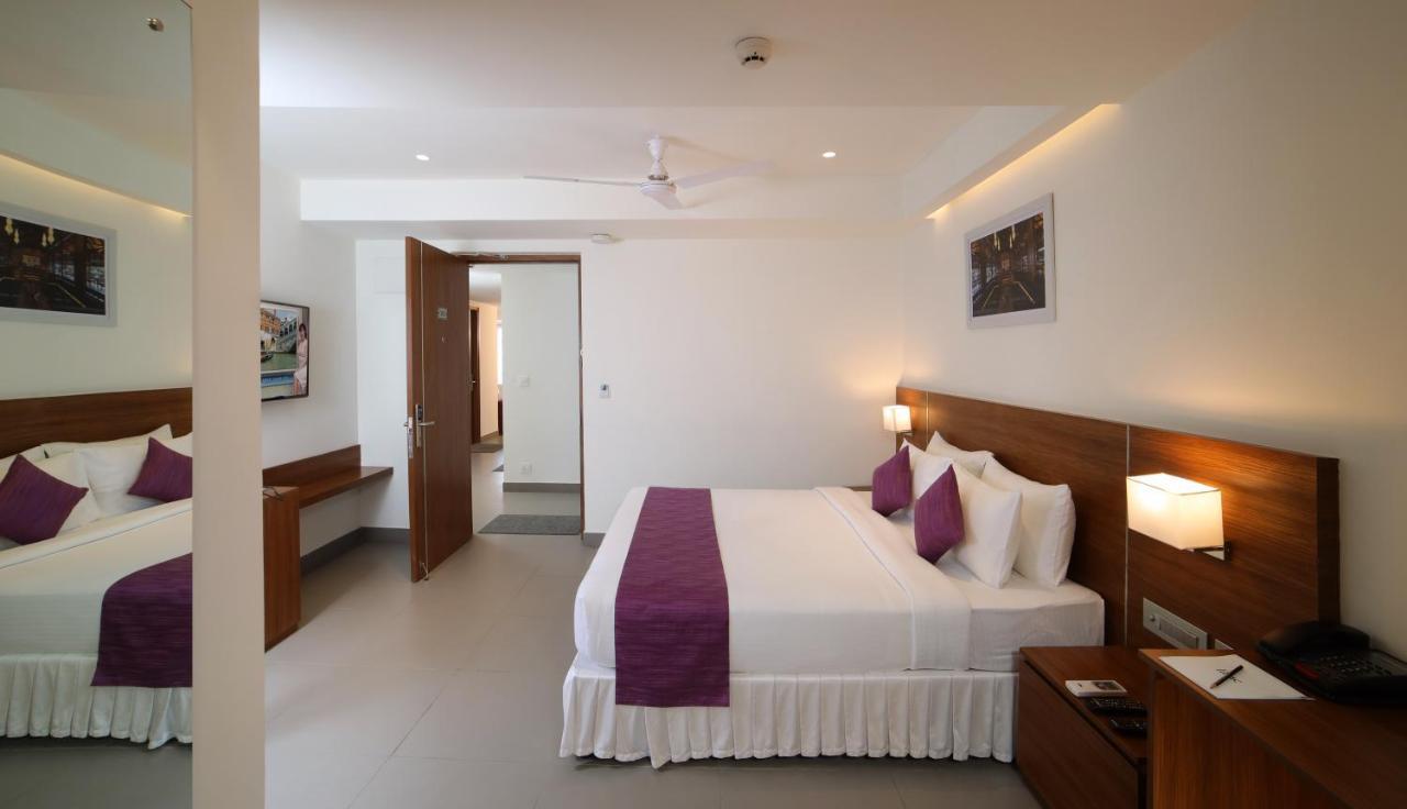 Lilac Hotel, 5Th Block 벵갈루루 외부 사진