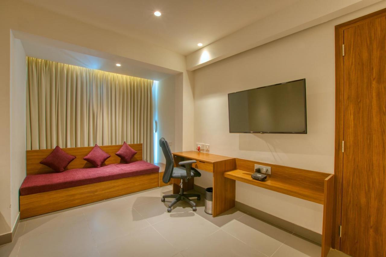 Lilac Hotel, 5Th Block 벵갈루루 외부 사진